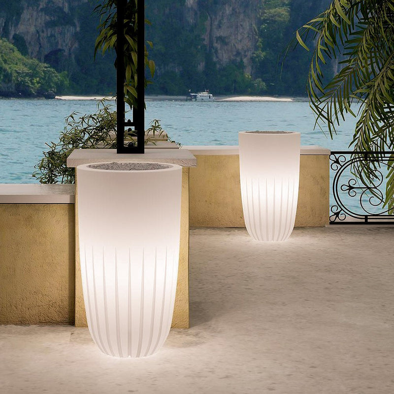 Valentino Outdoor Linea Luce Teraplast vaso con illuminazione Neutro - 90 cm - ambientato